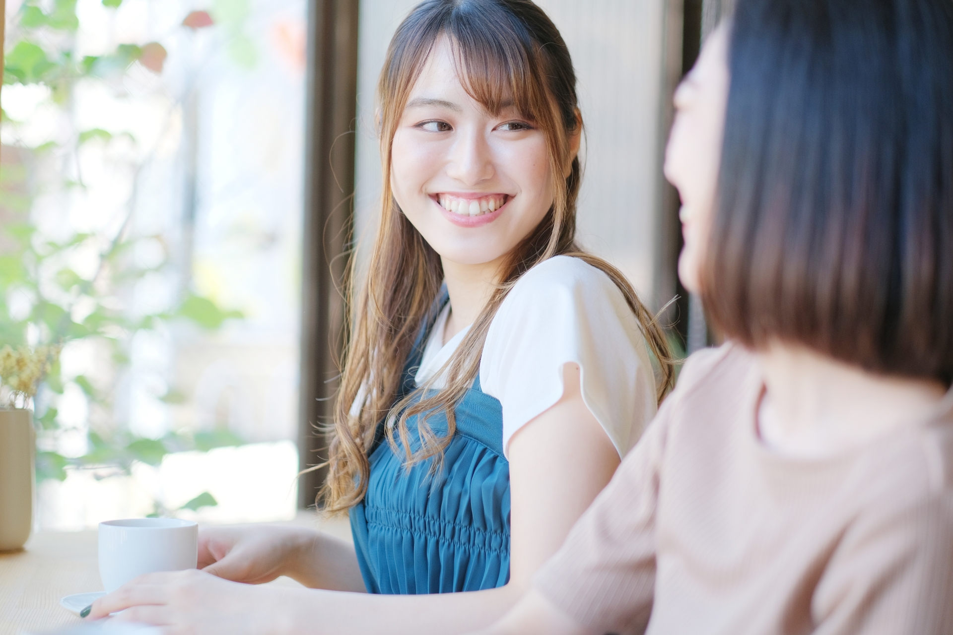 ランチを楽しみながら会話する女性たち