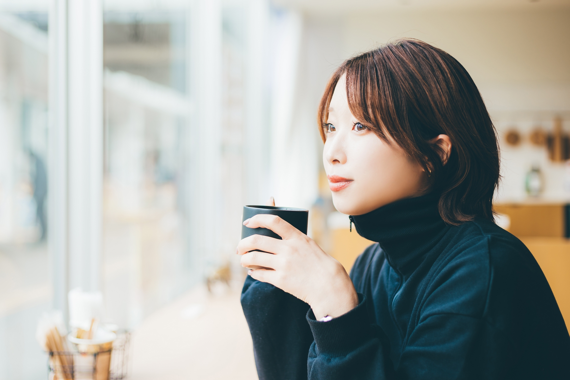 福岡のオープンカフェで自然に談笑する男女