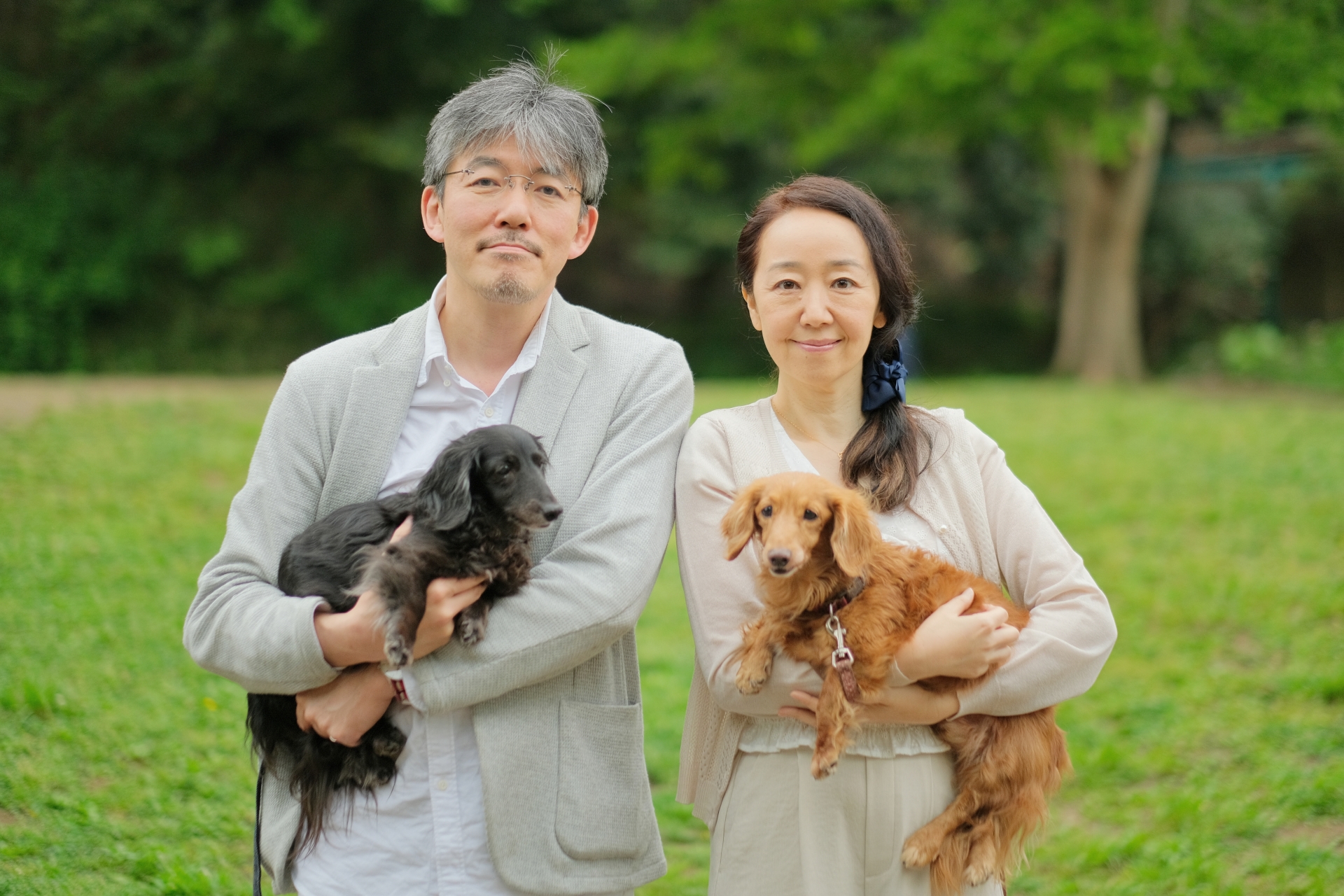 大濠公園を犬と散歩する男女