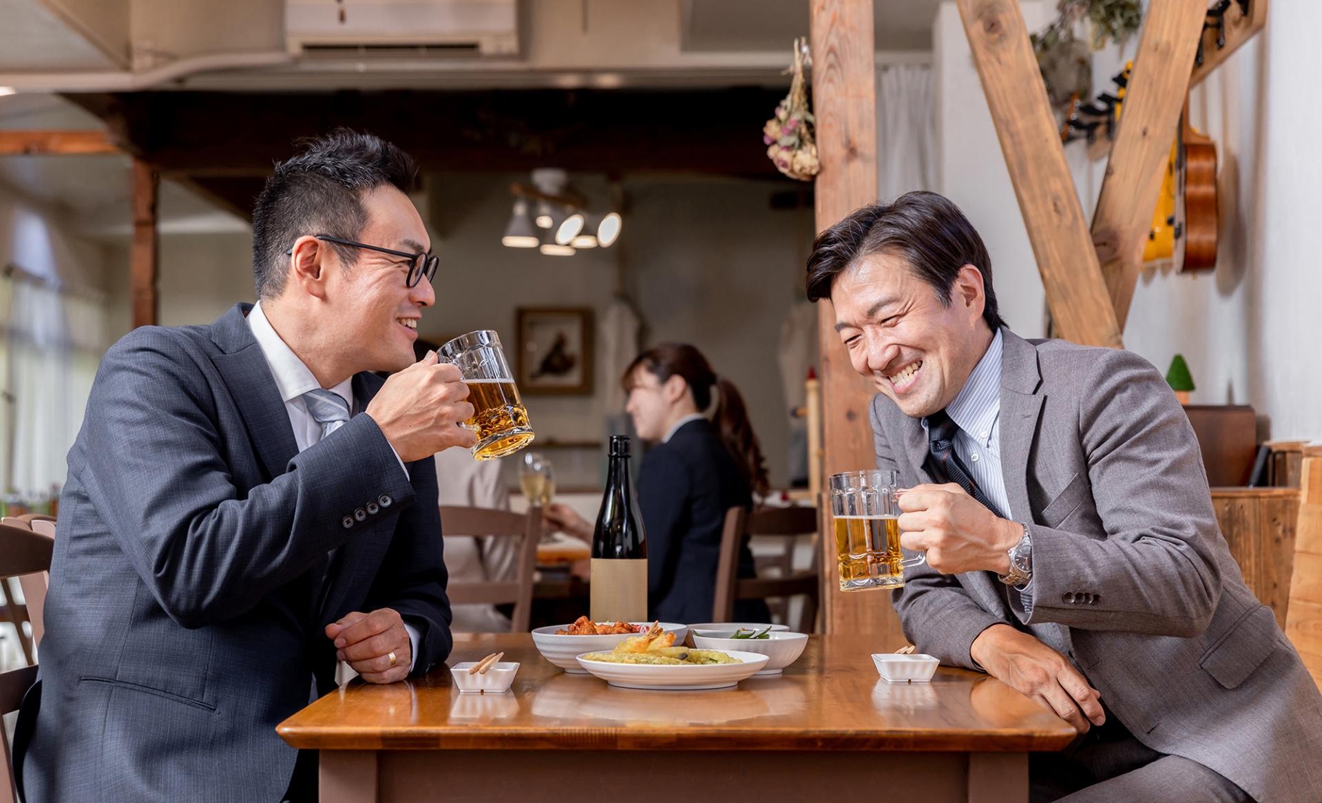 福岡の屋台で会話を楽しむ男女